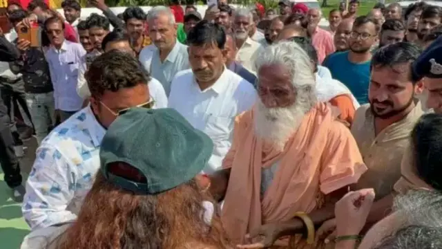 मैहर में लाल मुह के बंदरों के आतंक से त्रस्त ग्रामीणों ने मांगी इच्छामृत्यु, कलेक्टर को दिया ज्ञापन