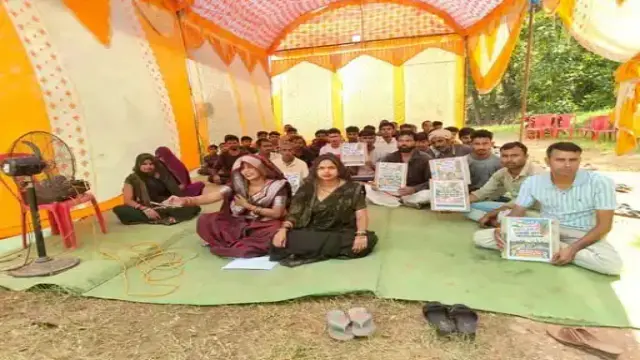 सीधी में सड़क के लिए सोशल मीडिया इन्फ्लुएंसर लीला साहू ग्रामीणों संग धरने पर बैठीं, निर्माण शुरू होने तक आंदोलन जारी रखने का ऐलान