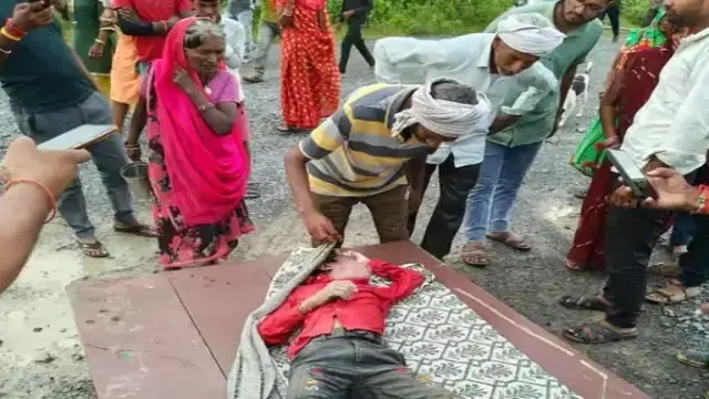 सतना में खदान के गहरे पानी में डूबे 13 वर्षीय किशोर का शव 34 घंटे बाद मिला, ग्रामीणों का प्रदर्शन