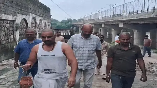 पुतलों का अंतिम संस्कार कर अस्थि विसर्जन करने प्रयागराज रवाना