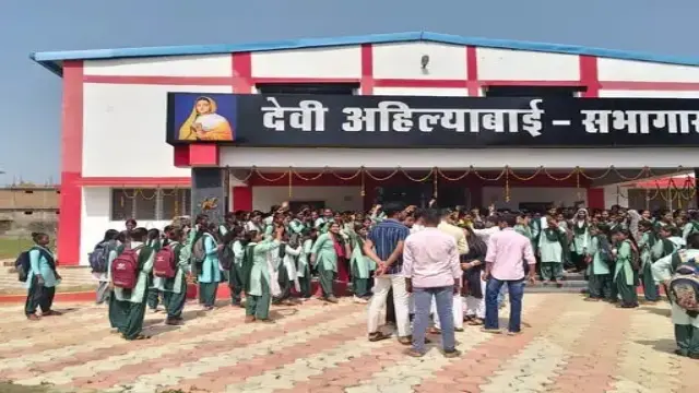 सीधी कन्या महाविद्यालय में 200 छात्राओं को बंधक बनाने के आरोप पर हंगामा, NSUI-ABVP आमने-सामने