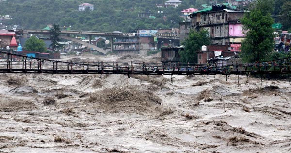 हिमाचल में बरपा मानसून का कहर, अब तक 276 लोगों की मौत, सड़कों और बिजली आपूर्ति पर पड़ा गहरा असर