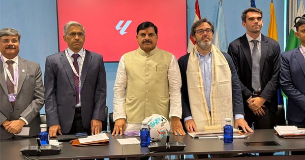 CM डॉ. मोहन यादव पहुंचे स्पेन, ला लिगा ने फुटबॉल भेंट की, ‘इन्वेस्ट इन मध्यप्रदेश’ फोरम में रखेंगे विकास का खाका