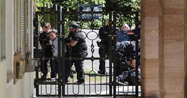 न्यूरेंबर्ग चिड़ियाघर ने जगह की कमी के चलते 12 स्वस्थ बाबून बंदरों को मार डाला, लोगों ने शुरू किया विरोध प्रदर्शन