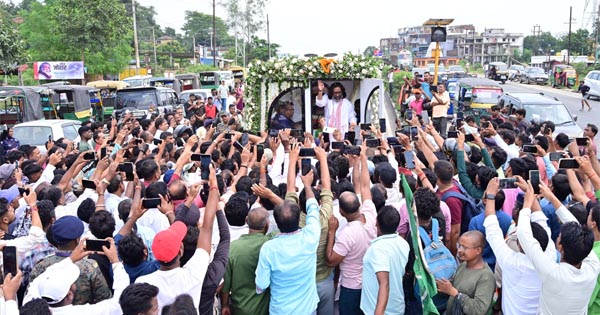 'दिशोम गुरु' शिबू सोरेन पंचतत्व में विलीन, हेमंत सोरेन ने दी मुखाग्नि, अंतिम दर्शन को उमड़ा जनसैलाब