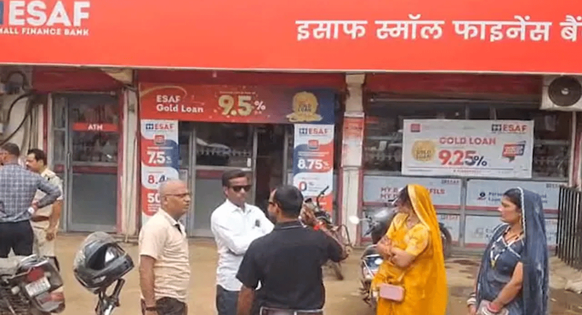 जबलपुर में दिनदहाड़े 14.5 करोड़ की बैंक डकैती : 5 लुटेरे 18 मिनट में लूट ले गए सोना और नकदी, कर्मचारियों को बाथरूम में किया बंद