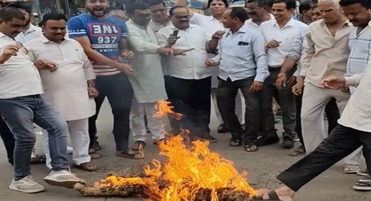 केंद्र सरकार के खिलाफ कांग्रेस का प्रदर्शन, नर्मदापुरम में पुतला दहन के दौरान भड़की आग, झुलसने से बचे कांग्रेसी नेता