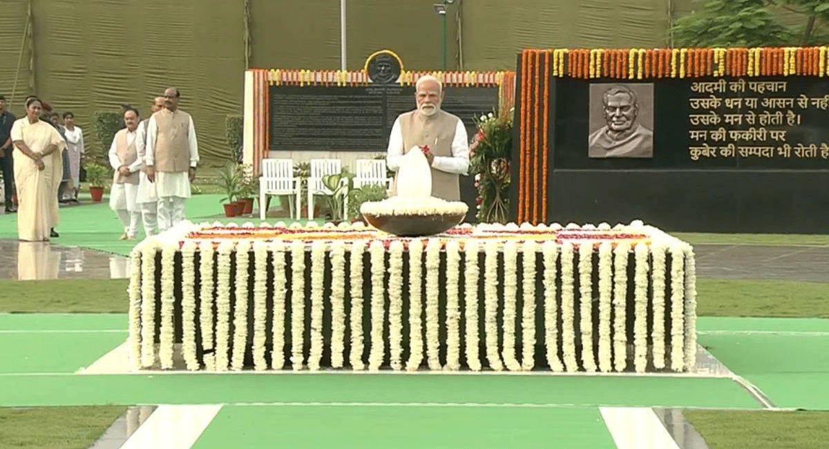 पूर्व प्रधानमंत्री अटल बिहारी वाजपेयी की पुण्यतिथि आज, प्रधानमंत्री नरेंद्र मोदी, राष्ट्रपति द्रौपदी मुर्मु समेत कई नेताओं ने 'सदैव अटल' पर दी पुष्पांजलि 
