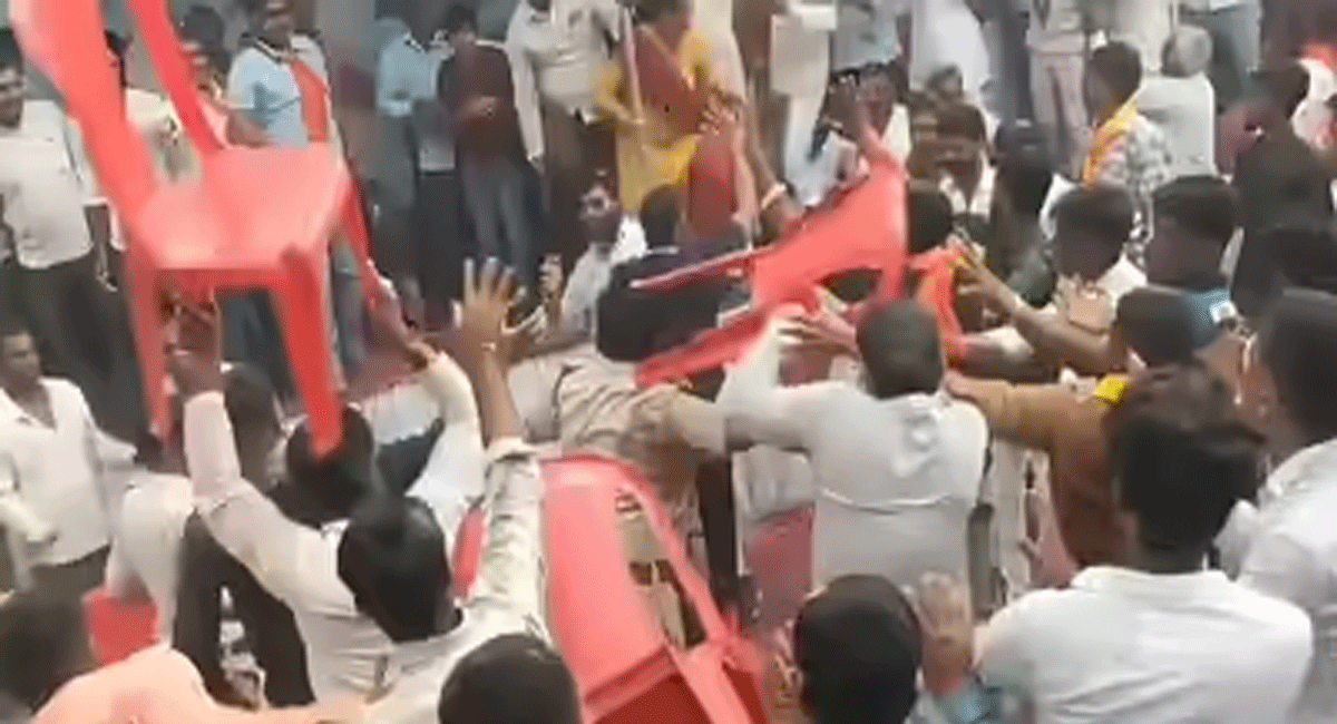 उज्जैन के महिदपुर में शाही सवारी के दौरान भाजपा-कांग्रेस कार्यकर्ता आपस में भिड़े, कुर्सियों की बरसात, एक पुलिसकर्मी घायल
