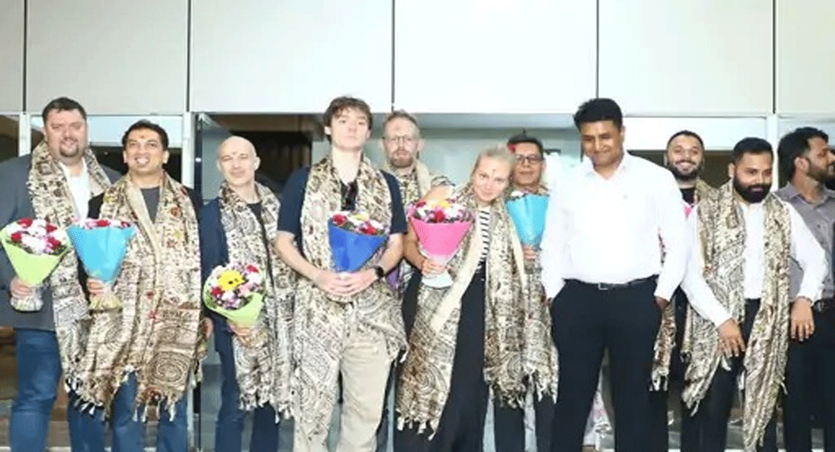 उज्जैन : जर्मन बिजनेस डेलिगेशन पंहुचा महाकाल मंदिर, स्टार्टअप्स और औद्योगिक निवेश पर अधिकारियों से की चर्चा 