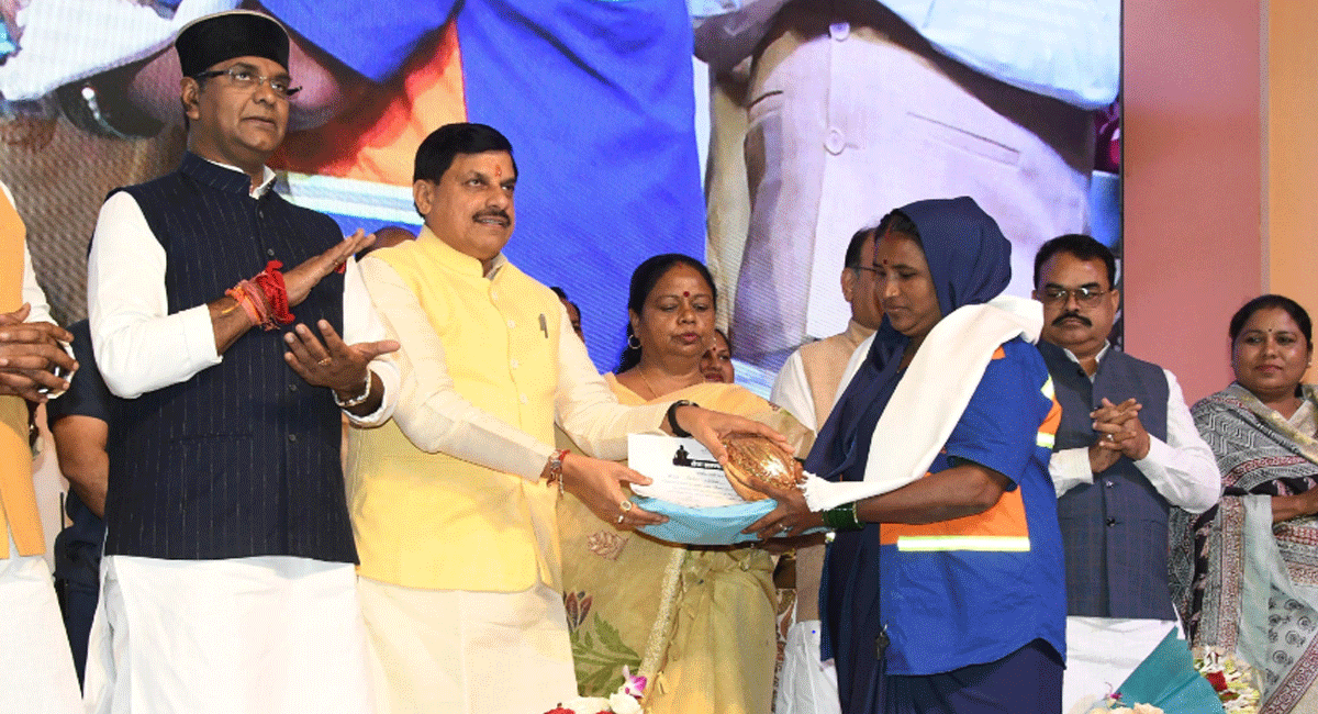भोपाल में 582 करोड़ के निर्माण कार्यों का भूमिपूजन, सीएम डॉ. मोहन यादव ने 31 को अनुकंपा और 24 नए कर्मचारियों को सौंपे नियुक्ति पत्र