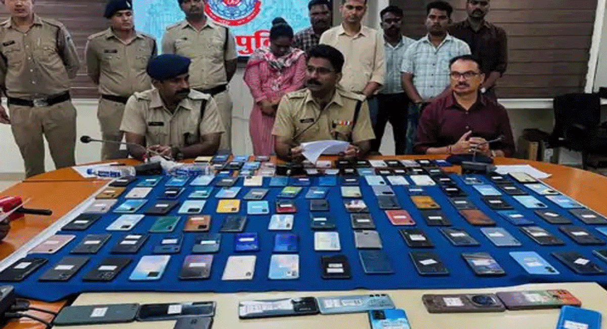 उज्जैन : पुलिस ने जिले से चोरी हुए 61 लाख के 327 मोबाइल खोजकर मालिकों को लौटाए, 100 लोगों को किया गिरफ्तार 