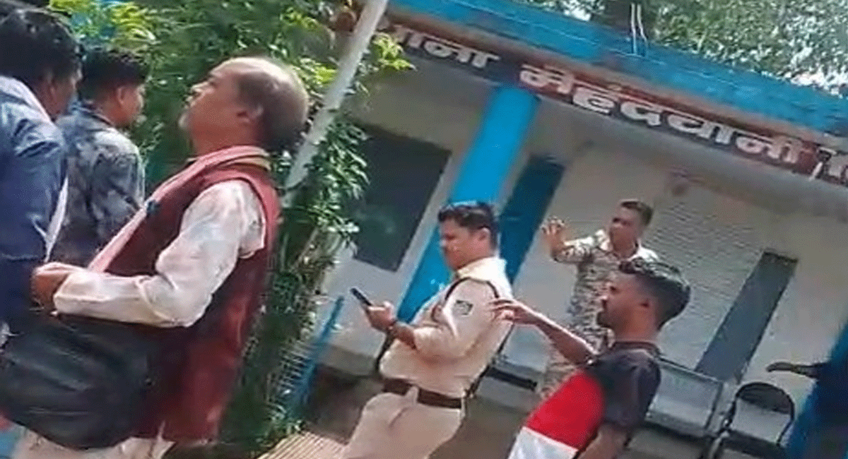 डिंडौरी में जनपद अध्यक्ष और पुलिसकर्मी के बीच तीखी बहस, आदिवासी युवक से शराब जब्ती और मारपीट के आरोपों पर गरमाया मामला
