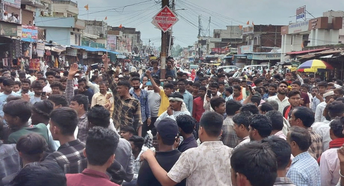 खाद की किल्लत से परेशान किसानों का फूटा गुस्सा, जबेरा और तेंदूखेड़ा में सैकड़ों किसानों ने जाम किया स्टेट हाईवे