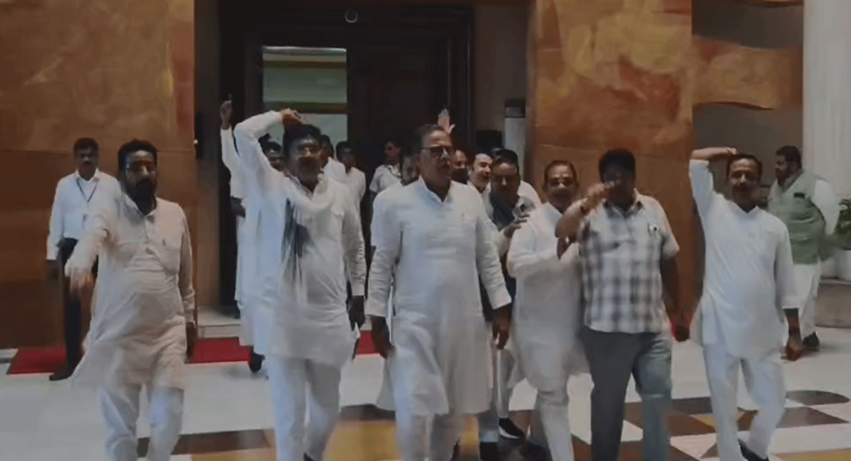 विधानसभा में हंगामा : जबलपुर में अधिकारी की फर्जी डिग्री का मामला गरमाया, जवाब से असंतुष्ट विपक्ष ने सदन से किया वॉक आउट