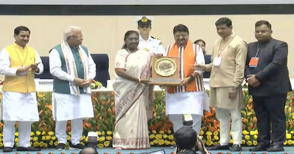 राष्ट्रपति द्रौपदी मुर्मू ने किया सम्मानित, शहर में जश्न का माहौल