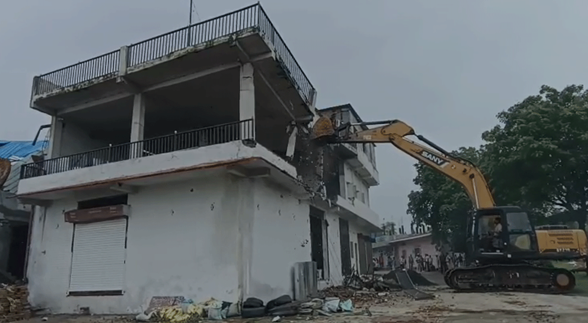 भोपाल में ‘मछली’ परिवार पर चला बुलडोजर : आरोपी यासीन का 50 करोड़ का अवैध निर्माण ढहा, ड्रग्स-लव जिहाद से जुड़ा नेटवर्क