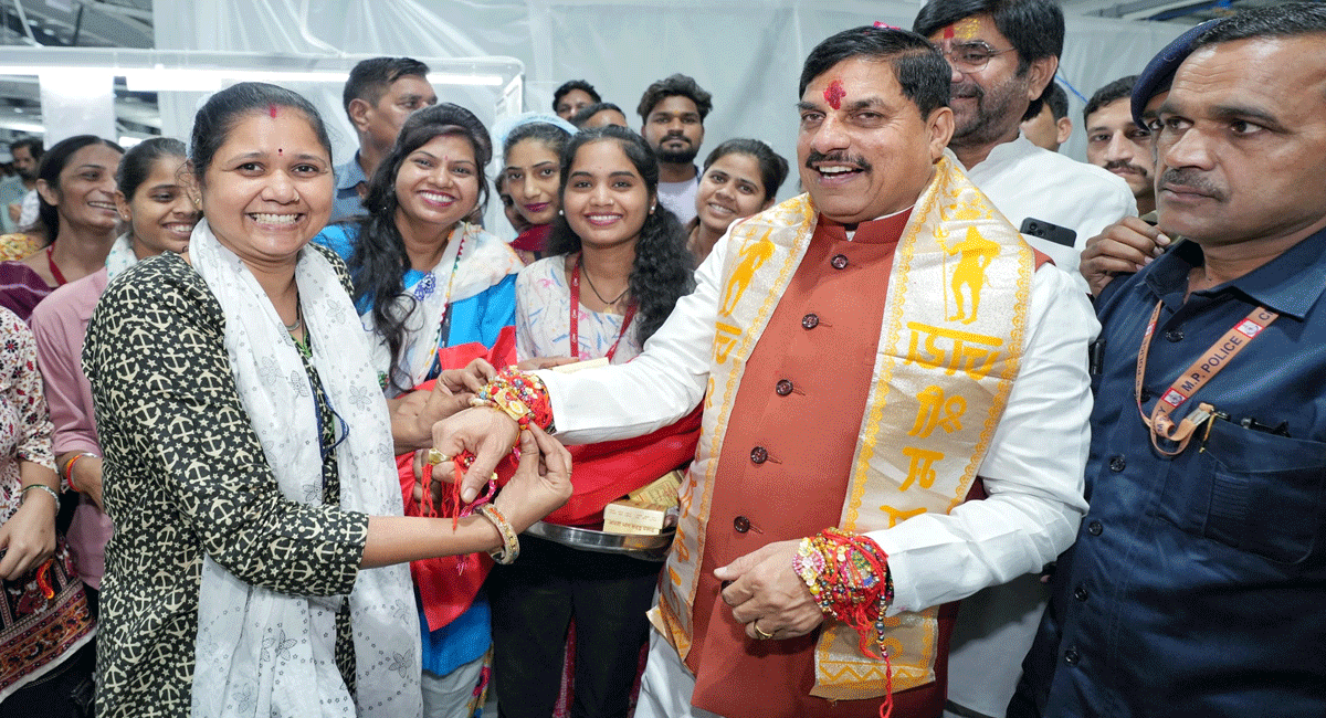 उज्जैन में सीएम डॉ. मोहन यादव ने बहनों से बंधवाई राखी, रोजगार और उपहारों की भी दी सौगात