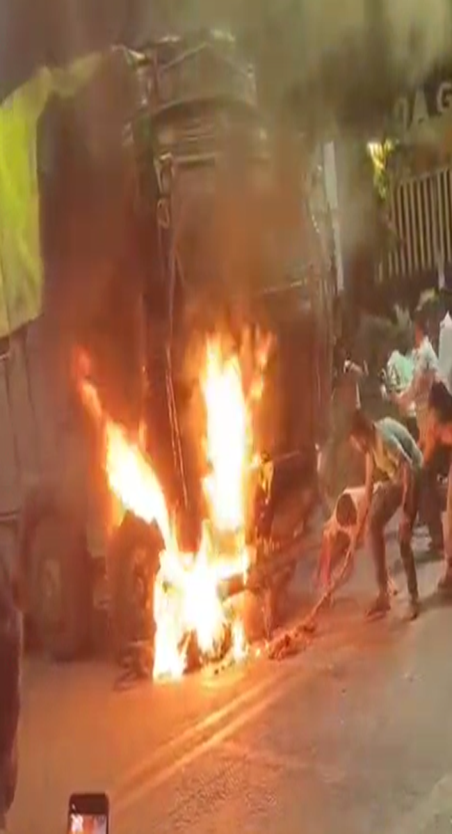 1 किलोमीटर तक मौत का तांडव करता बेकाबू ट्रक -सैकड़ो लोगों को रौंदा, भीषण हादसे में युवक के हाथ पेर कटे 