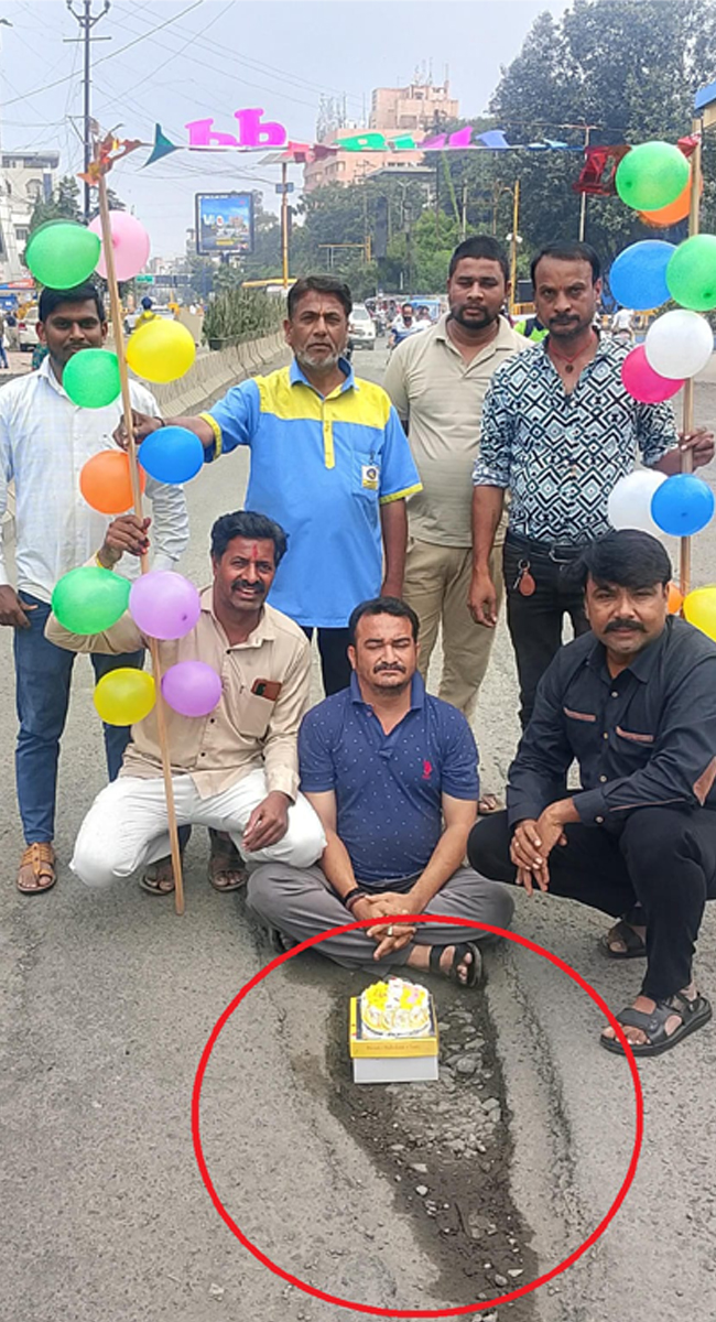 कांग्रेस ने मनाया गड्ढों का जन्मदिन- आरोप ,1 वर्ष से नहीं कर पा रही निगम इनकी मरम्मत 