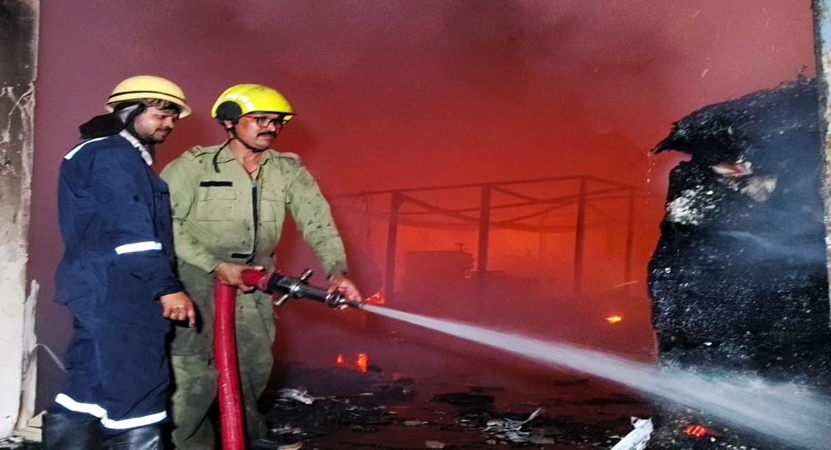 गत्ते की फैक्ट्री में भीषण आग:- पास में मौजूद प्लास्टिक और चॉकलेट फैक्ट्री को दमकल ने बचा 