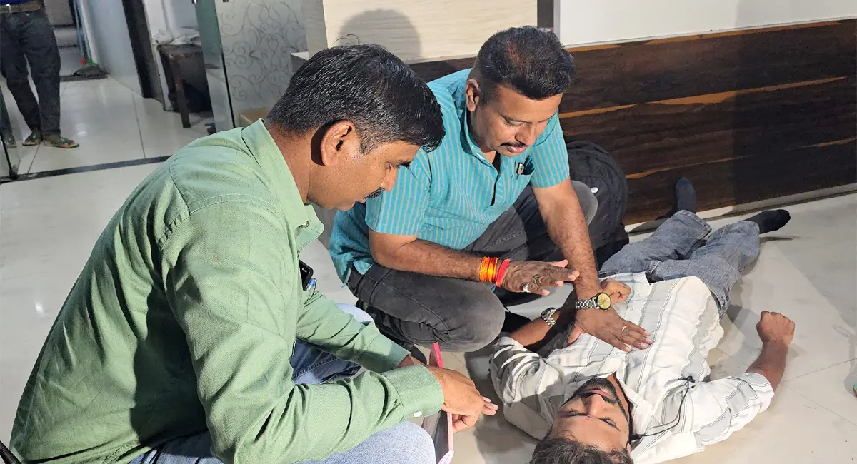 इंदौर पुलिस के अक़्लमंद जवान -एम्बुलेंस का करते इंतजार तो हो जाता इंतकाल,सीपीआर देकर दिया जीवन दान 