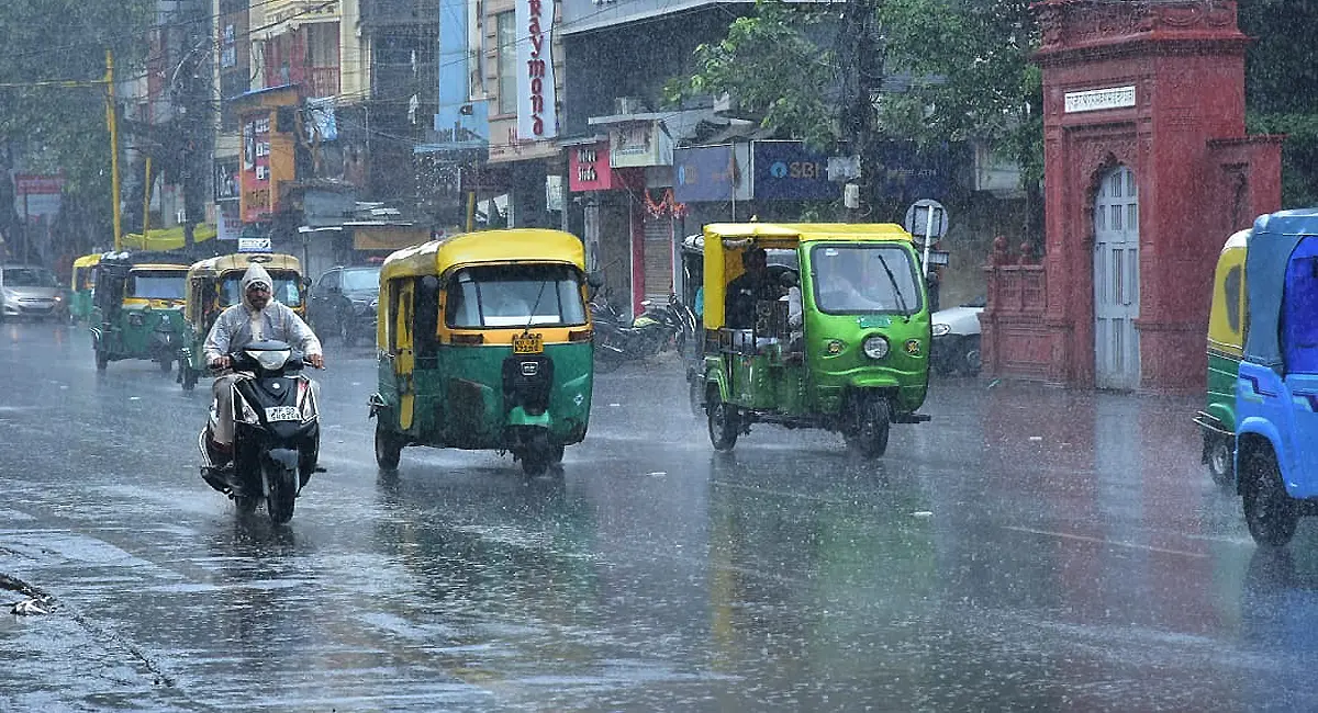  रविवार सुबह बरसे घने बादल :- तापमान में आई गिरावट 