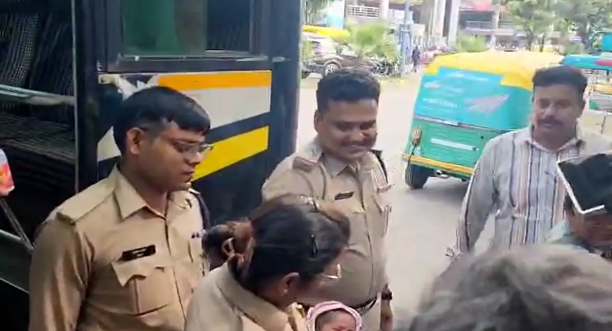 गोद लेने के लिए लड़के के मोह में दंपति कर रहे हैं थाने पर संपर्क ,बस में छोड़ भागी थी नवजात को  कलयुगी महिला