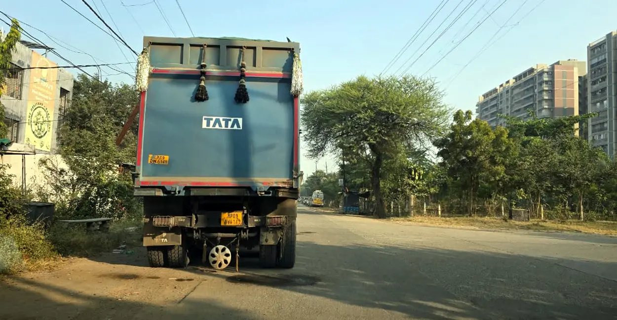 इंदौर की सड़कों पर मौत का हाईवा ..  पुलिस कार्रवाई सिर्फ़ दिखावे की