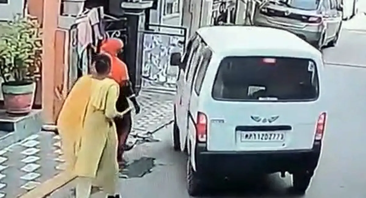 अब रिपोर्ट ना लिखाए तो पुलिस क्या करे .. नकली किन्नरों को पकड़ा रिपोर्ट लिखाने से डरे फरियादी 