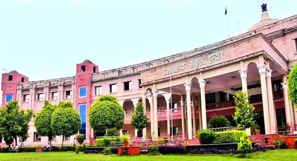 इंदौर कलेक्टर की चेतावनी-  निर्वाचन में लापरवाही पर 16 अधिकारी-कर्मचारी नोटिस  