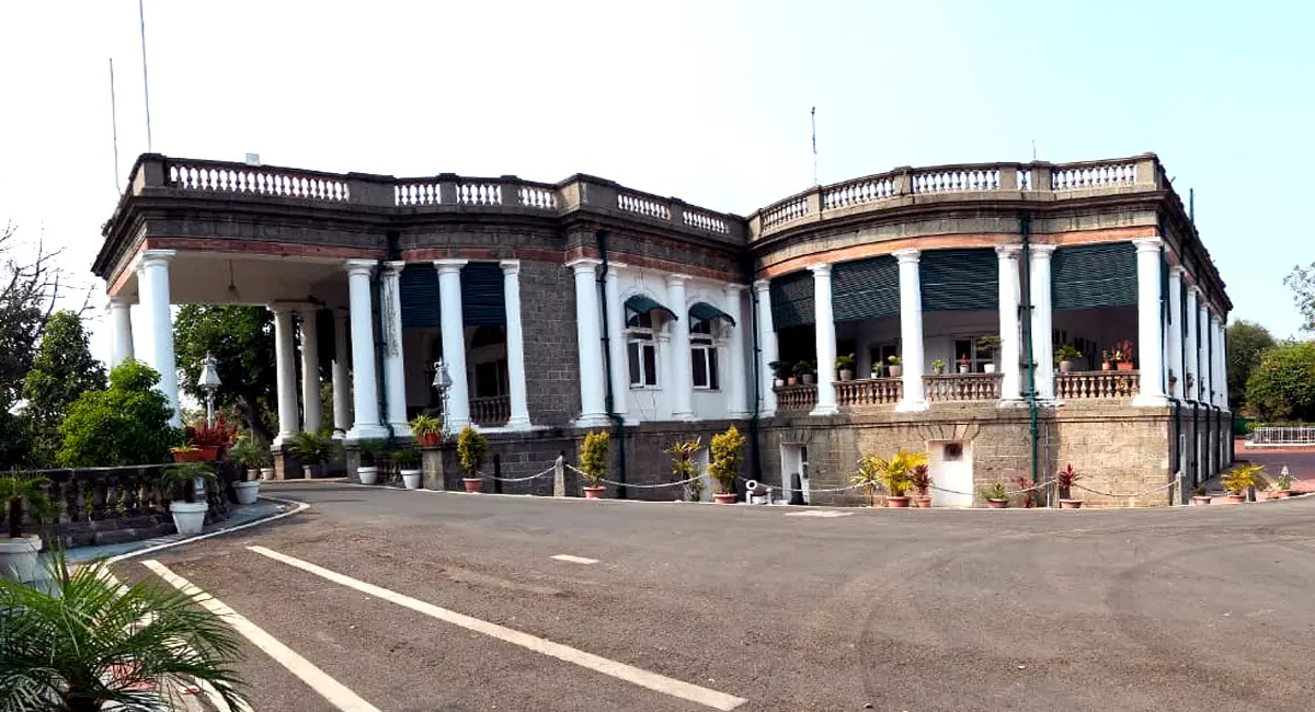 इंदौर में शर्मनाक लापरवाही :-रेसीडेंसी कोठी की रसोई में कॉकरोच-कीड़े मिले, राज्यपाल मंगूभाई पटेल ने खाना छोड़ दिया