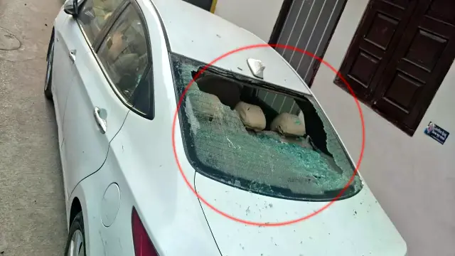 आधी रात गुंडों का तांडव, एक दर्जन गाड़ियां बनीं निशाना, कांच फोड़े