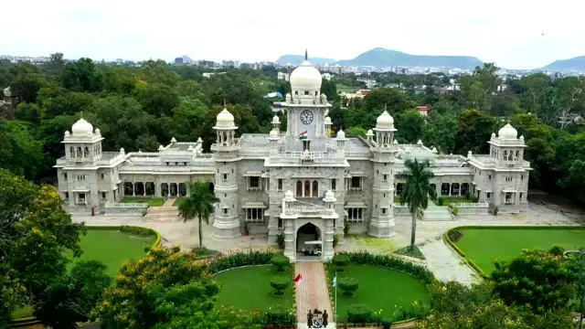 इंदौर में डेली कॉलेज और मॉल संचालक को ढाई करोड़ के नोटिस-5 साल से टैक्स बकाया