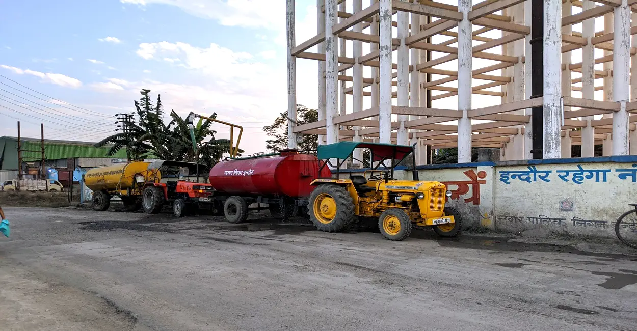 मार्च में ही चढ़ा गर्मी का पारा: नर्मदा जल सप्लाई नहीं वहाँ पानी के लिए टैंकरों पर निर्भर कई इलाके