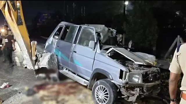 इंदौर में दर्दनाक सड़क हादसे में 4 युवकों की मौत:खुशियों से लौट रही बारात पर मौत का मातम