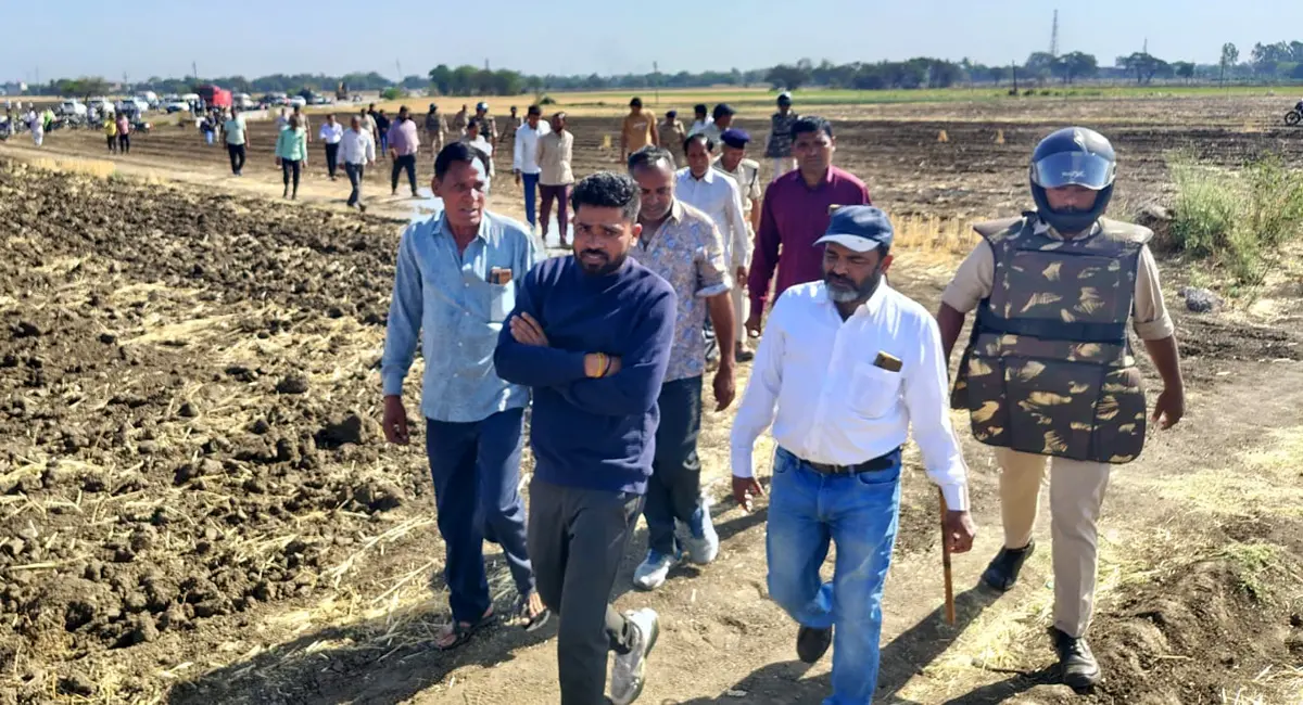 जमीन मार्किंग पर फूटा किसानों का गुस्सा, JCB के आगे लेटा किसान, मौके पर तनाव