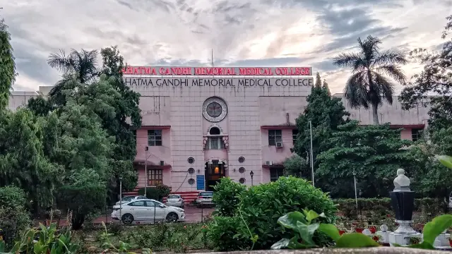 इंदौर में देर रात एमजीएम मेडिकल कॉलेज हॉस्टल से कूदकर छात्र ने दी जान