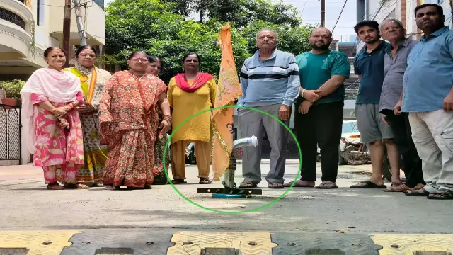तस्वीर वायरल; पार्षद बोले- मजबूरी थी, कांग्रेस ने उठाए सवाल