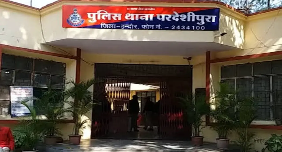 जवाब में बरसे लात-घूंसे और लोहे की रॉड