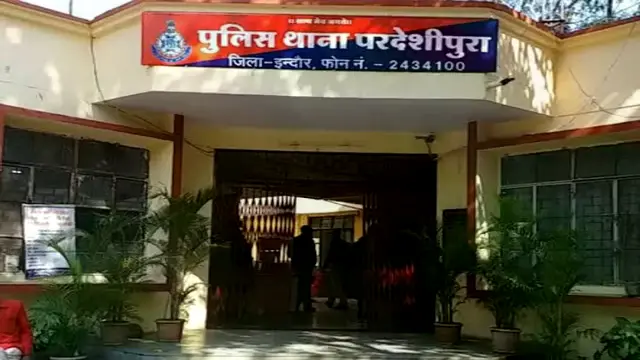 जवाब में बरसे लात-घूंसे और लोहे की रॉड