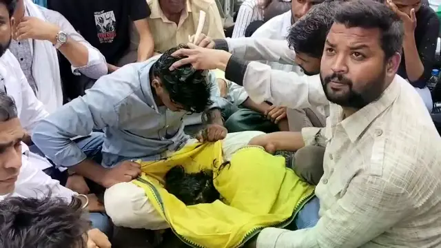 कलेक्टर कार्यालय के बाहर किया उग्र प्रदर्शन