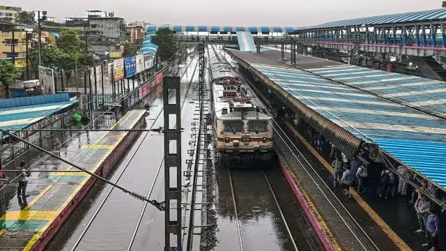 गुजरात में बारिश बनी रेल सफर की मुसीबत, इंदौर-गांधीधाम एक्सप्रेस अहमदाबाद तक ही चली