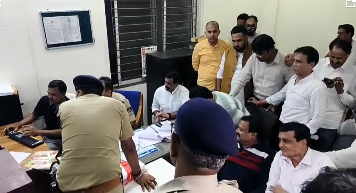 कांग्रेस अध्यक्ष चिंटू चौकसे से साढ़े पांच घंटे पूछताछ, थाने के बाहर जुटे कार्यकर्ता