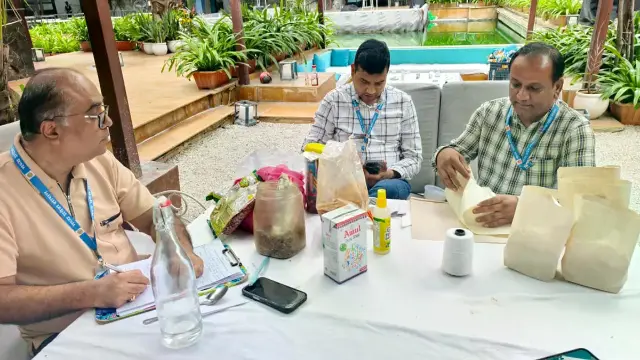 वेज -नॉनवेज सामान एक ही डीप फ्रीजर में रखा,पिस्ता-मिर्च और सौंफ में मिले कीड़े,लाइसेंस निलंबित