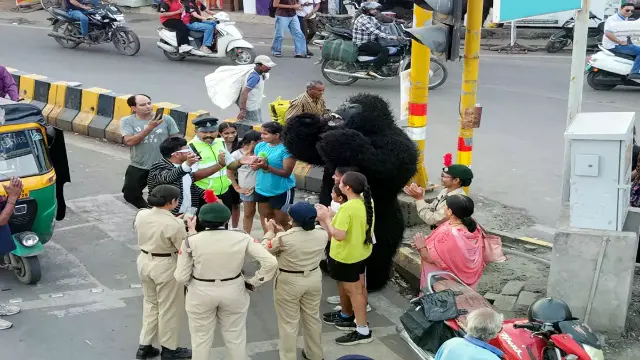 इंदौर में गोरिल्ला ने संभाली ट्रैफिक की कमान:इशारों में सिखाए यातायात के नियम