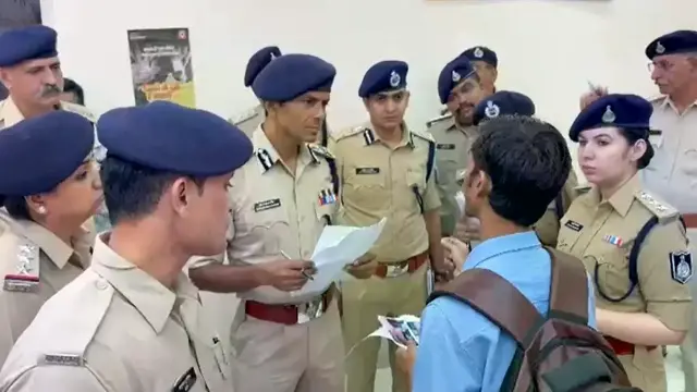 तीन सवारी की कार्रवाई बनी विवाद की वजह:छात्रों ने पुलिस पर लगाए मारपीट और वसूली के आरोप