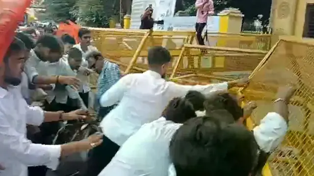 बैरिकेड तोड़ कलेक्टर कार्यालय में घुसे ABVP कार्यकर्ता, गेट पर जमकर नारेबाजी