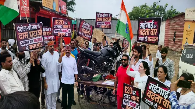 महंगाई के खिलाफ इंदौर में कांग्रेसियों का अनोखा प्रदर्शन: निकाली बाइक की ‘शवयात्रा’