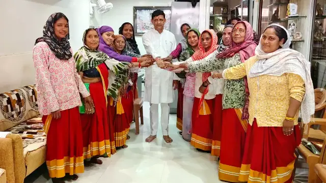 स्वच्छता की सिपाहियों ने बांधी महापौर को राखी:-आपके बिना स्वच्छ इंदौर की कल्पना नहीं